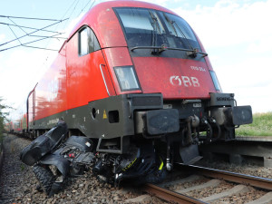 Dvojce uvízla se čtyřkolkou v kolejišti, vlak vozidlo smetl a vláčel 140 metrů