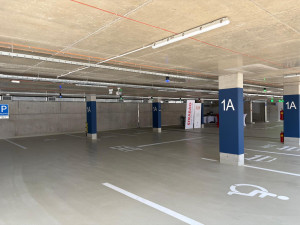 Veveří má nový parkovací dům. Nechybí bezpečnější místa pro ženy ani cykloboxy