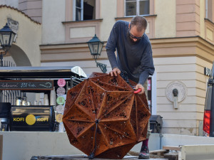 Cizí hvězdy září na Šilingráku. Brněnská venkovní galerie má novou sochu
