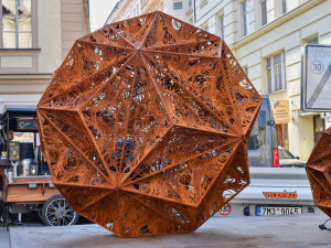 Cizí hvězdy září na Šilingráku. Brněnská venkovní galerie má novou sochu