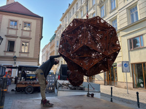 Cizí hvězdy září na Šilingráku. Brněnská venkovní galerie má novou sochu
