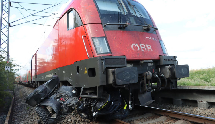 Dvojce uvízla se čtyřkolkou v kolejišti, vlak vozidlo smetl a vláčel 140 metrů