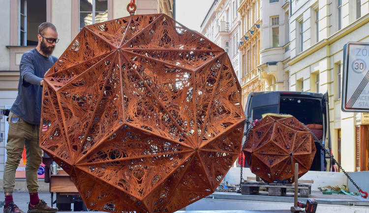 Cizí hvězdy září na Šilingráku. Brněnská venkovní galerie má novou sochu