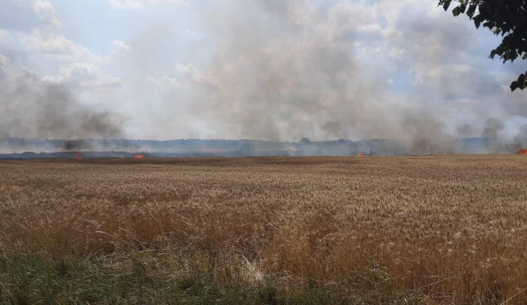 Na Břeclavsku hořelo pole. Škoda se zjišťuje, nikdo se nezranil