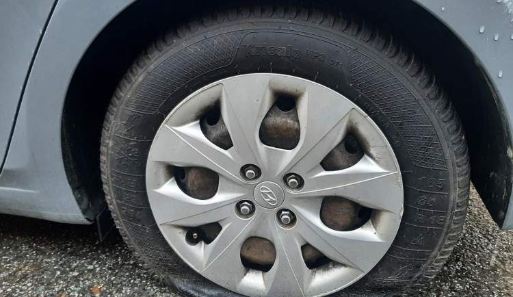 Propíchal pneumatiky u šesti aut. Policisté muže zadrželi i s noži