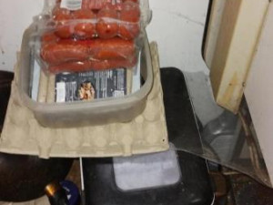 Špína a mrtvé myši na podlaze. Inspektoři zavřeli stánek v kempu Bítov