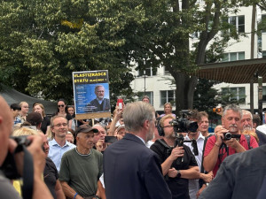 FOTOGALERIE: Klobásy i spory mezi aktivisty. Fialova grilovačka v Brně se vyostřila