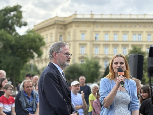 FOTOGALERIE: Klobásy i spory mezi aktivisty. Fialova grilovačka v Brně se vyostřila