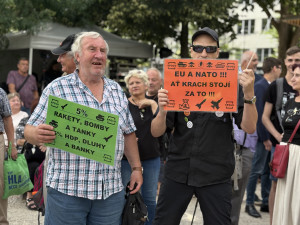 FOTOGALERIE: Klobásy i spory mezi aktivisty. Fialova grilovačka v Brně se vyostřila