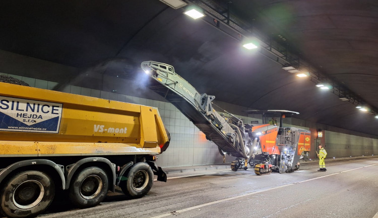 VIDEO: Pracuje se i v dešti. Co se teď děje v uzavřeném Jihlavském tunelu?