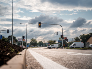 Dopravní úleva pro Brno. Čtyřpruhová silnice v Černovické je po roce opravená