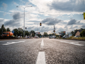 Silničáři po roce dokončili opravu čtyřpruhové Černovické ulice v Brně