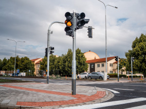 Silničáři po roce dokončili opravu čtyřpruhové Černovické ulice v Brně