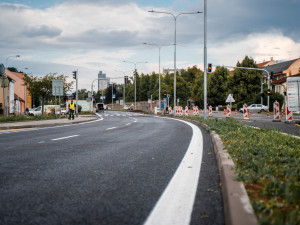 Silničáři po roce dokončili opravu čtyřpruhové Černovické ulice v Brně