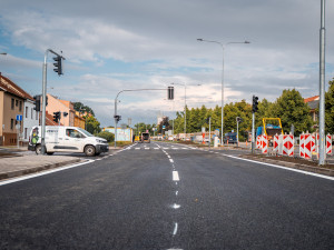 Silničáři po roce dokončili opravu čtyřpruhové Černovické ulice v Brně