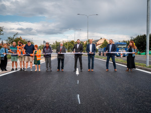 Silničáři po roce dokončili opravu čtyřpruhové Černovické ulice v Brně