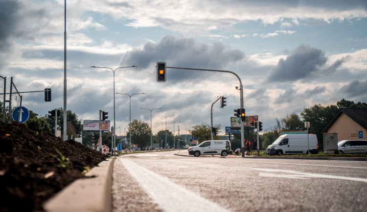 Silničáři po roce dokončili opravu čtyřpruhové Černovické ulice v Brně