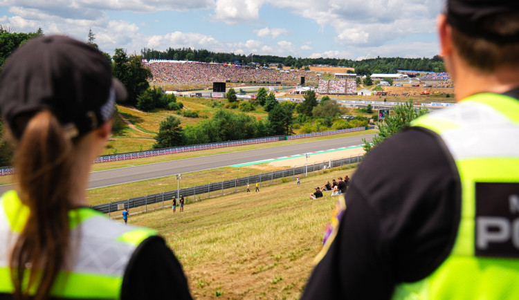 Fanoušci motorek na okruh v Brně proudili od rána, příjezd byla bez