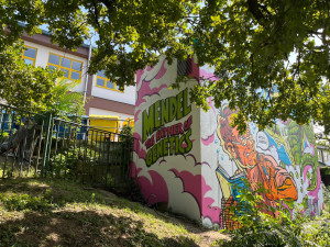 VIDEO: Mendel zápasí s hrachovým monstrem. Trafostanici v Brně zdobí nová malba