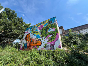 VIDEO: Mendel zápasí s hrachovým monstrem. Trafostanici v Brně zdobí nová malba