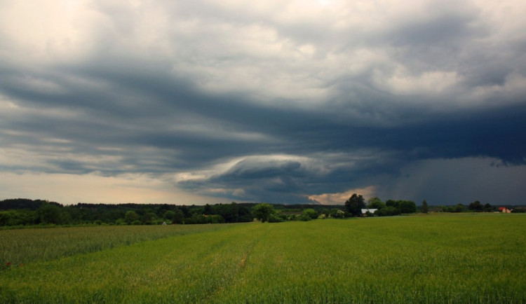 Počasí na týden. Pondělí s deštěm, v dalších dnech příjemné letní teploty i přeháňky