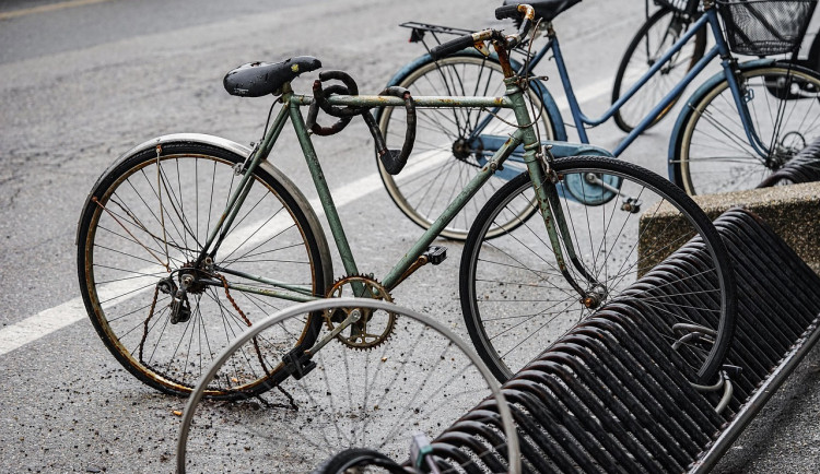 Během přetahované Brňana s bangladéšským kurýrem se našlo ukradené kolo