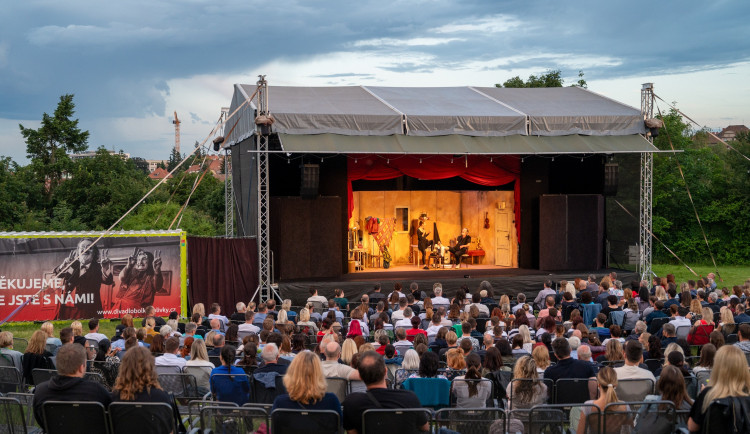 Letní scéna Divadla Bolka Polívky na Kraví hoře vstupuje do druhé poloviny