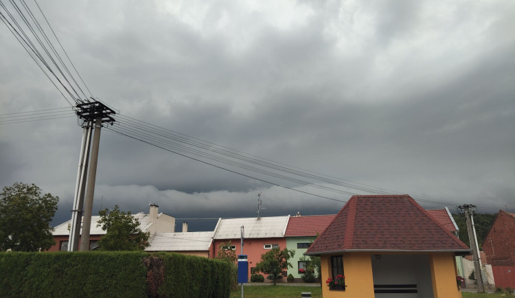 VIDEO: Jižní Moravu potrápil vítr. Strážníci řešili uvolněnou střechu i fasádu