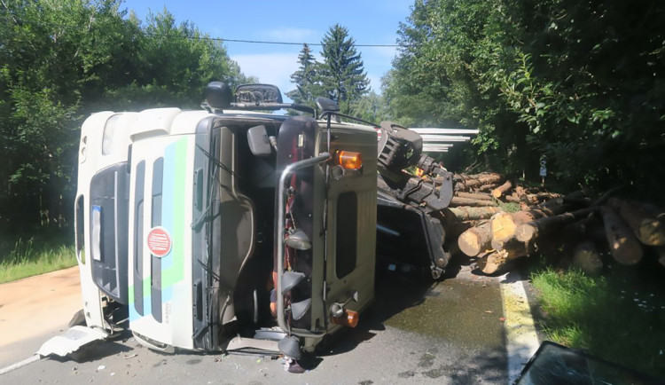 Dvoumilionová havárie. U Klepáčova se převrátil náklaďák se dřevem