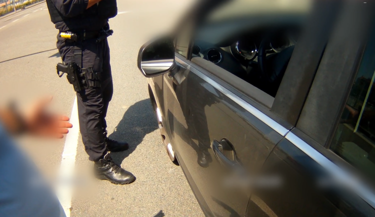 VIDEO: Opilý řidič v Brně žádal strážníky o doušek prosecca, jel bez pneumatiky