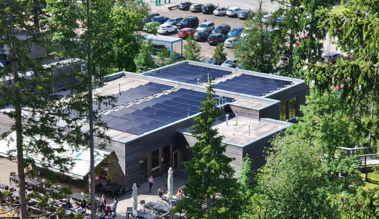 Stezka korunami stromů instalovala fotovoltaický systém. Ušetří 20 % energie