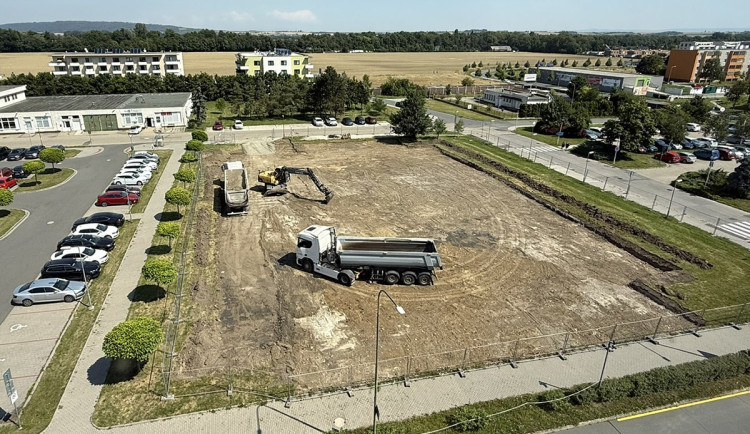 Další místa pro auta hned u vstupu. Prostějovská nemocnice buduje nové parkoviště