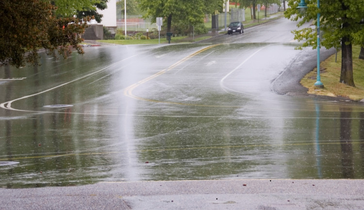 Během víkendu se budou hodit deštníky. Teploty maximálně do 27 stupňů