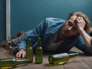 Muž z Brna neunesl rozchod ani alkohol. Z výtahu se vykutálel přímo na strážníky