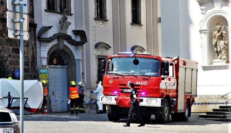 Skokem z Černé věže se chtěl zabít muž těsně před instalací ochranné sítě