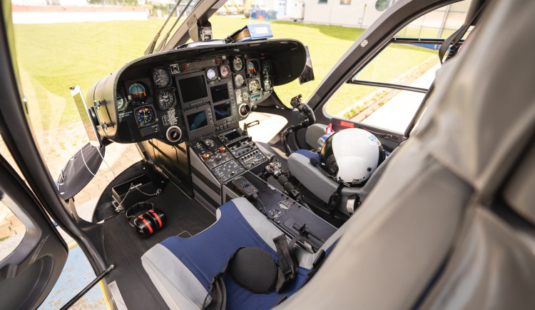 Muž na Frýdecko-Místecku spadl ze čtyřmetrové výšky. Letěl pro něj vrtulník