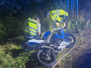 Na Znojemsku zemřel v pátek večer po nárazu do stromu motorkář