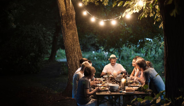 Energie zlevňují. Komu se vyplatí fixovat cenu a kdo má počkat?