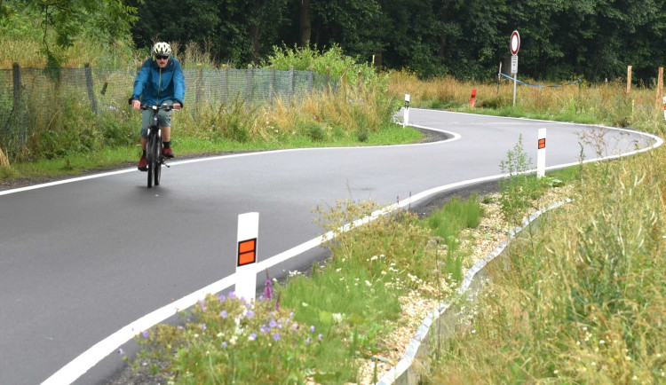 Z Bělé do Sekerkových Louček jezdí řidiči po novém povrchu silnice