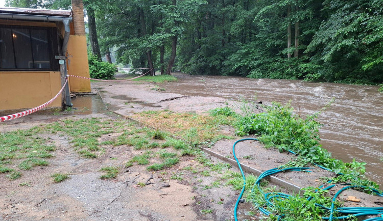 Extrémní srážky a hrozba povodní na Jesenicku: hasiči evakuovali 238 lidí ze dvou táborů