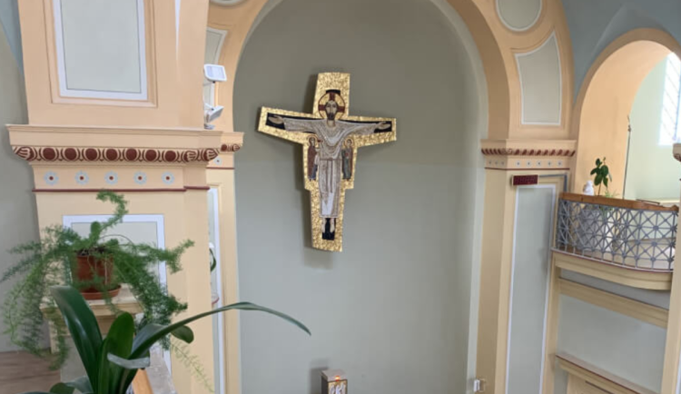 Opravenou kapli svatoanenské nemocnice v Brně zdobí dvousetkilový kříž z mozaiky