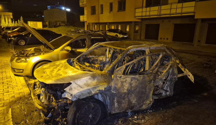 Úmrtí při požáru. V autě, kde uhořel člověk, explodovala propanbutanová lahev