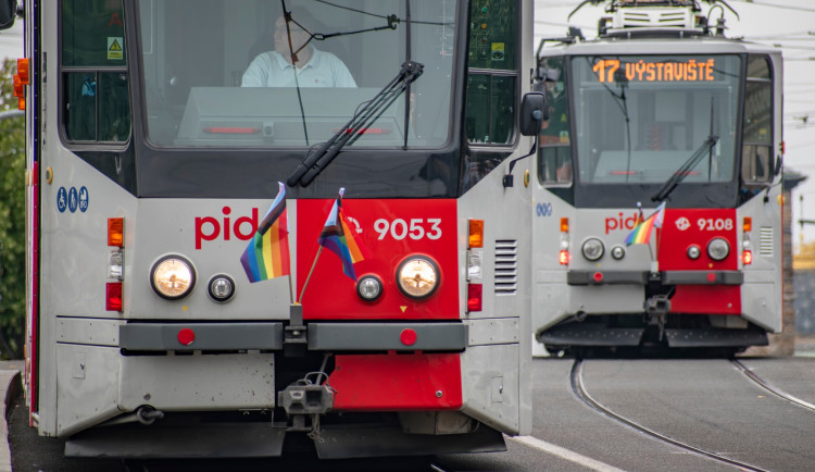 Magistrát a některé radnice vyvěsily duhovou vlajku, jsou i na tramvajích