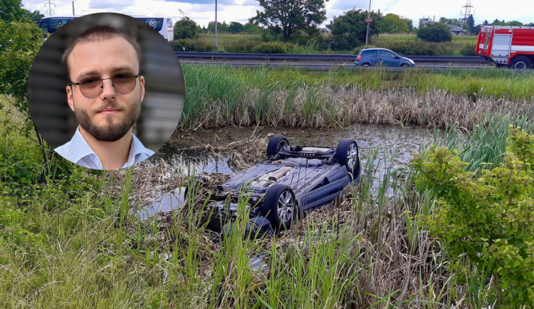 Žena sjela s dcerou v autě do nádrže. Před utopením je zachránil Jiří