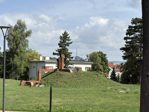 Sochy v Brně proměňují veřejný prostor v galerii. Netradiční procházka v okolí Žlutého kopce je přehlídkou současného umění