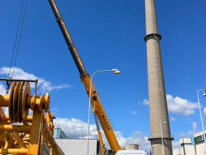 V Dukovanech zmizí historický komín. Rozebírá ho bagr na laně