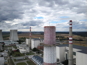 V Dukovanech zmizí historický komín. Rozebírá ho bagr na laně