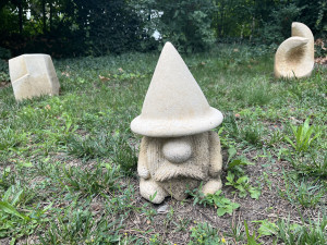 FOTO: Lidé v Brně si vyzkoušeli sochařinu. Díla vystavují v zahradě vily Löw-Beer