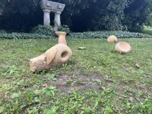 FOTO: Lidé v Brně si vyzkoušeli sochařinu. Díla vystavují v zahradě vily Löw-Beer