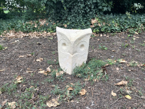 FOTO: Lidé v Brně si vyzkoušeli sochařinu. Díla vystavují v zahradě vily Löw-Beer